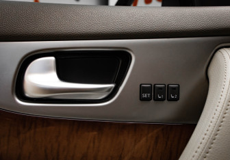 Подержанный автомобиль Infiniti FX 2013 года (15 фото)