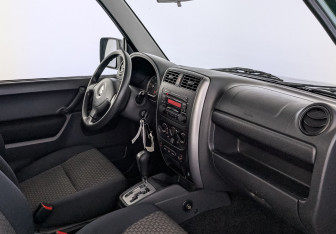 Подержанный автомобиль Suzuki Jimny 2011 года (13 фото)