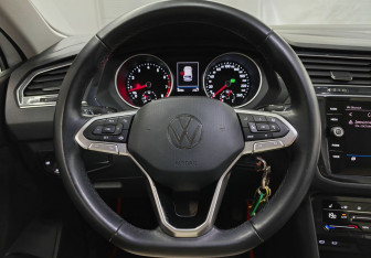 Подержанный автомобиль Volkswagen Tiguan 2021 года (12 фото)