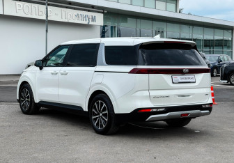 Подержанный автомобиль Kia Carnival 2021 года (7 фото)