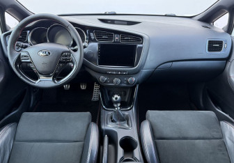 Подержанный автомобиль Kia Ceed GT 2015 года (12 фото)