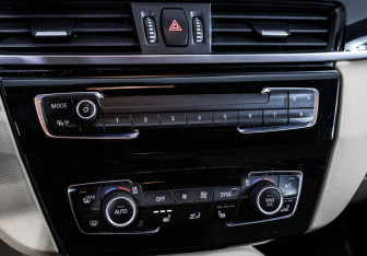 Подержанный автомобиль BMW X1 2017 года (16 фото)