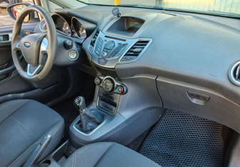 Подержанный автомобиль Ford Fiesta Sedan 2015 года (9 фото)