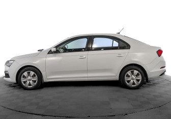 Подержанный автомобиль Skoda Rapid Liftback 2021 года (8 фото)