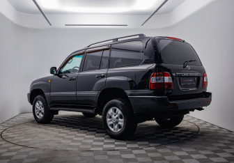 Подержанный автомобиль Toyota Land Cruiser Suv 2006 года (7 фото)
