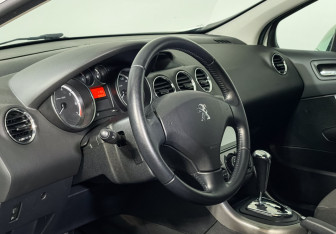Подержанный автомобиль Peugeot 308 Hatchback 2012 года (13 фото)