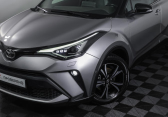 Подержанный автомобиль Toyota C-HR 2021 года (21 фото)