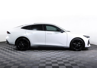 Подержанный автомобиль Changan UNI-V 2023 года (4 фото)