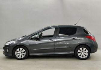 Подержанный автомобиль Peugeot 308 Hatchback 2010 года (8 фото)