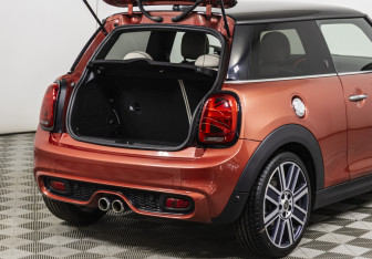 Подержанный автомобиль MINI Hatch 2020 года (21 фото)