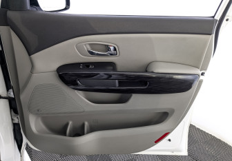 Подержанный автомобиль Kia Carnival 2017 года (25 фото)