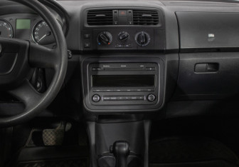 Подержанный автомобиль Skoda Fabia Hatchback 2012 года (14 фото)