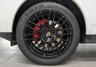 Подержанный автомобиль Porsche Cayenne 2015 года (12 фото)