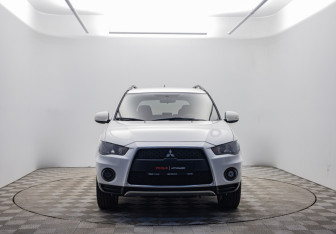 Подержанный автомобиль Mitsubishi Outlander 2011 года (2 фото)