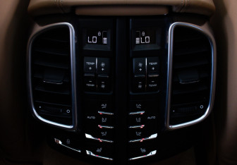 Подержанный автомобиль Porsche Cayenne 2012 года (13 фото)