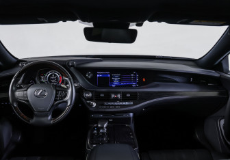 Подержанный автомобиль Lexus LS 2018 года (14 фото)