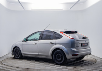 Подержанный автомобиль Ford Focus Hatchback 2010 года (7 фото)