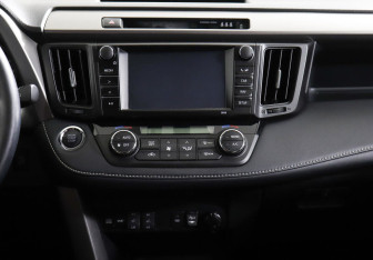 Подержанный автомобиль Toyota RAV4 2018 года (9 фото)