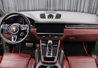 Подержанный автомобиль Porsche Cayenne 2018 года (13 фото)