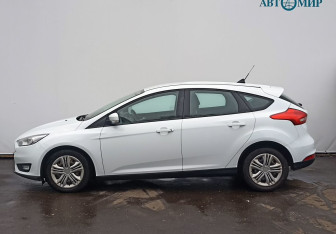 Подержанный автомобиль Ford Focus Hatchback 2017 года (8 фото)