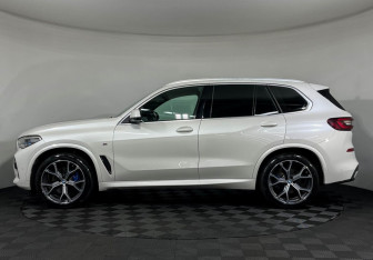 Подержанный автомобиль BMW X5 2022 года (5 фото)