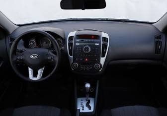Подержанный автомобиль Kia Ceed Hatchback 2011 года (13 фото)