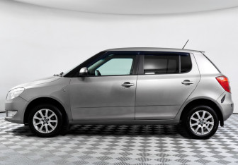 Подержанный автомобиль Skoda Fabia Hatchback 2011 года (8 фото)