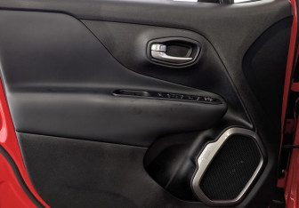 Подержанный автомобиль Jeep Renegade 2018 года (19 фото)