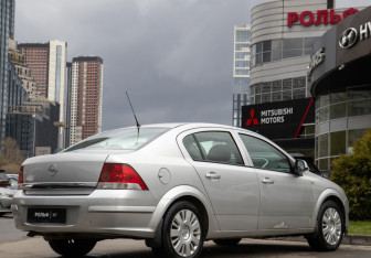 Подержанный автомобиль Opel Astra Sedan 2010 года (4 фото)