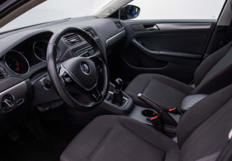Подержанный автомобиль Volkswagen Jetta Sedan 2015 года (10 фото)