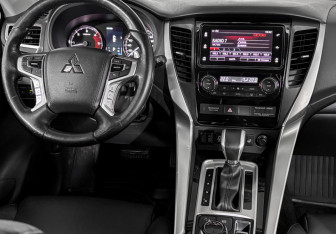 Подержанный автомобиль Mitsubishi Pajero Sport 2017 года (8 фото)