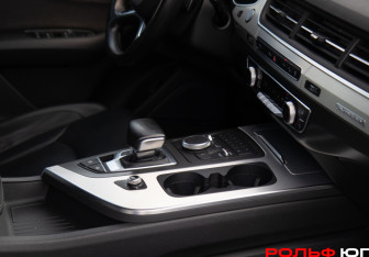 Подержанный автомобиль Audi Q7 2015 года (15 фото)
