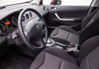 Подержанный автомобиль Peugeot 308 Hatchback 2011 года (10 фото)