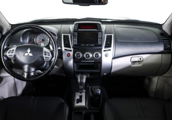 Подержанный автомобиль Mitsubishi Pajero Sport 2015 года (12 фото)