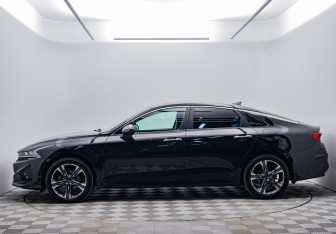 Подержанный автомобиль Kia K5 2021 года (8 фото)