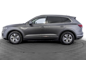 Подержанный автомобиль Volkswagen Touareg 2021 года (8 фото)