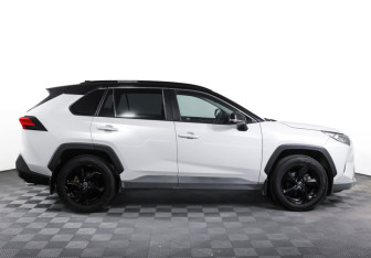 Подержанный автомобиль Toyota RAV4 2021 года (4 фото)