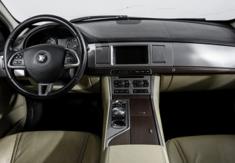 Подержанный автомобиль Jaguar XF Sedan 2014 года (12 фото)