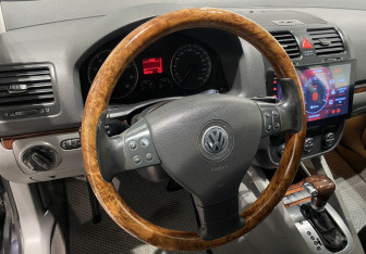 Подержанный автомобиль Volkswagen Golf Hatchback 2004 года (11 фото)