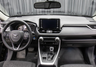 Подержанный автомобиль Toyota RAV4 2021 года (12 фото)