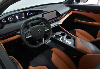 Подержанный автомобиль Changan UNI-V 2023 года (7 фото)