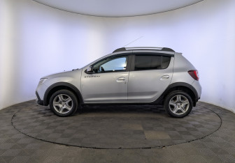 Подержанный автомобиль Renault Sandero 2021 года (8 фото)