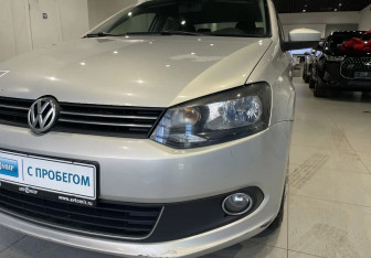 Подержанный автомобиль Volkswagen Polo Sedan 2011 года (8 фото)