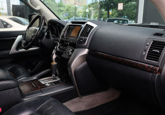 Подержанный автомобиль Toyota Land Cruiser Suv 2012 года (7 фото)