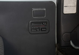 Подержанный автомобиль Toyota HiAce 2002 года (17 фото)