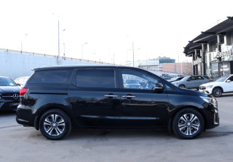 Подержанный автомобиль Kia Carnival 2019 года (4 фото)