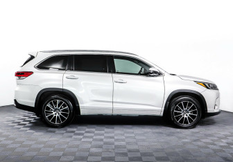 Подержанный автомобиль Toyota Highlander 2019 года (4 фото)