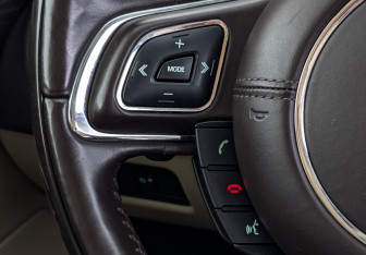 Подержанный автомобиль Jaguar XJ 2017 года (28 фото)