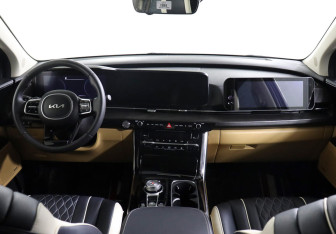 Подержанный автомобиль Kia Carnival 2022 года (11 фото)