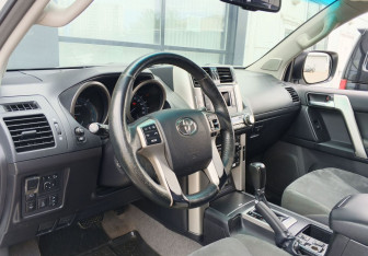 Подержанный автомобиль Toyota Land Cruiser Prado 2012 года (12 фото)